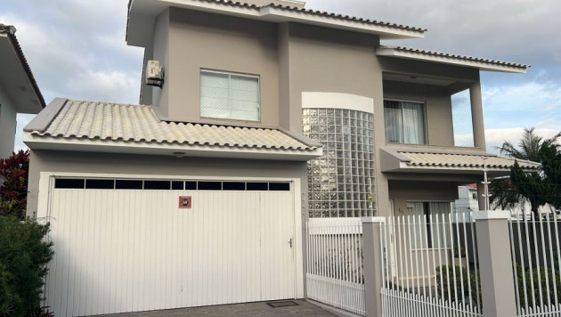 Linda casa em condominio Fechado Casa